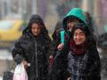 Los iraníes se protegen de la nevada en Teherán, Irán