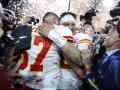 Patrick Mahomes, quarterback del Kansas City Chiefs, celebra la victoria en la Super Bowl junto con Travis Kelce