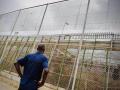 Un inmigrante, frente a la valla de Melilla