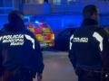 Dos agentes de la Policía de Madrid, en Vicálvaro, donde ha sido apuñalado un hombre este lunes