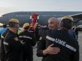Se han vivido momentos de emoción en la llegada de los bomberos y militares a la Base de Torrejón de Ardoz