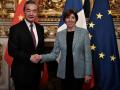 El ministro de Relaciones Exteriores de China, Wang Yi, estrecha la mano de la ministra de Asuntos Exteriores y Europeos de Francia, Catherine Colonna