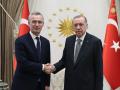 El presidente turco Recep Tayyip Erdogan junto con el secretario general de la OTAN Jens Stoltenberg