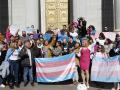 Irene Montero celebra la aprobación de la ley trans con el colectivo LGTBI
