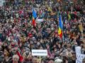 Partidarios del Movimiento Nacional por el Pueblo participan en una protesta antigubernamental frente al edificio de la Ópera Nacional en Chisinau, Moldavia
