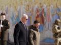 Joe Biden camina junto a Volodímir Zelenski frente a un mural religioso en la Catedral de las Cúpulas Doradas de San Miguel