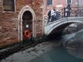 Un canal interno durante una marea baja en Venecia, Italia