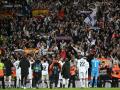 Los jugadores del Real Madrid celebran con la afición desplazada el histórico triunfo por 2-5 en Anfield