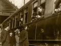 Einstein se despide de la comitiva que le acompañó a la Estación de Francia, en Barcelona, el 1 de marzo de 1923