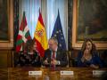 La ministra de Hacienda y Función Pública, María Jesús Montero, el consejero de Economía y Hacienda del Gobierno Vasco, Pedro Azpiazu, y la consejera de Gobernanza Pública y Autogobierno, Olatz Garamendi.