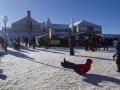Varias personas disfrutan de la nieve en la estación de esquí de Puerto de Navacerrada