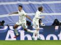 El delantero del Real Madrid Álvaro Rodríguez celebra con Luka Modric el gol del empate ante el Atlético en Madrid.