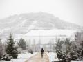 Un hombre pasea por un parque de Vitoria cubierto por la nieve
