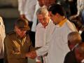 Raúl Castro saluda a Nicolás Maduro en presencia del presidente de Cuba, Miguel Díaz-Canel