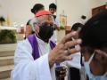 El cardenal Leopoldo Brenes imponiendo la ceniza el pasado miércoles