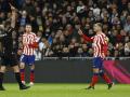 Gil Manzano mostrándole la cartulina roja a Correa en el pasado derbi
