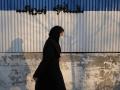 Una mujer cubierta con un velo camina por una calle de Teherán (Irán)