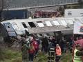 La policía y los equipos de emergencia buscan restos después de un accidente de tren en el valle de Tempi cerca de Larissa, Grecia