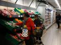 Varias personas hacen la compra en un supermercado este martes en Madrid.