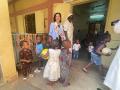 La ministra de Defensa, rodeada de niños durante su viaje a Mali