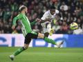 Vinicius supera a Pezzella en una acción del partido