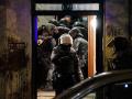 Varios antidisturbios intentan participan en un desahucio en Carabanchel, Madrid.