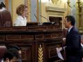 El presidente del Gobierno en funciones, Pedro Sánchez, se dirige a la presidenta del Congreso, Meritxell Batet
