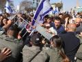 La policía retiene a los manifestantes que bloquean la carretera Ayalon en el centro de la ciudad durante una protesta antigubernamental en Tel Aviv, Israel