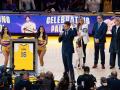 El español Pau Gasol habla en su ceremonia de retiro hoy, durante el partido de la NBA entre Los Angeles Lakers y Memphis Grizzlies