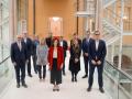 La presidenta de la Comunidad de Madrid junto a los CEOs de las empresas tecnológicas afincadas en Madrid

Foto: D.SINOVA