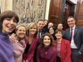 Pedro Sánchez posa con varios de los ministros del PSOE que conforman su Gobierno