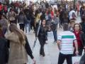 Gente paseando y de compras por la calle Portal del Ángel de Barcelona