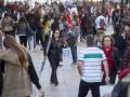 Gente paseando y de compras por la calle Portal del Ángel de Barcelona