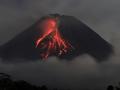 Lava sale del monte Merapi, el volcán más activo de Indonesia