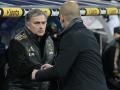 José Mourinho saluda a Guardiola en un Real Madrid-Barcelona del año 2012