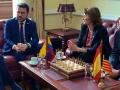 Foto en la que aparecen la bandera de España y el embajador español en Colombia, eliminados por la Generalitat