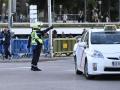 Un agente de movilidad corta el tráfico en Madrid