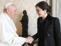 La presidenta de la Comunidad de Madrid, Isabel Díaz Ayuso, saluda al Papa Francisco