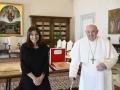 Una imagen proporcionada por los medios del Vaticano muestra al Papa Francisco (derecha) con la alcaldesa de París, Anne Hidalgo