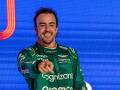 Fernando Alonso señala a los suyos desde el podio de Yeda