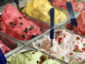 Diferentes sabores de helados con sus "fundereleles"
