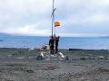 Dos soldados arrían la bandera de la base antártica Gabriel de Castilla