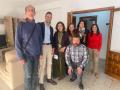 La delegada de Salud y Consumo de la Junta, María Jesús Botella (tercera por la izda.), visita la nueva vivienda supervisada de Faisem en Cabra