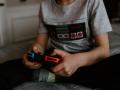 Un niño jugando a videojuegos