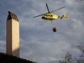 Un helicóptero con una cuba de agua para apagar el incendio forestal originado en Villanueva de Viver