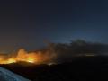 Fuego del incendio forestal originado en Villanueva de Viver visto desde el pico de Santa Bárbara
