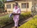 Paul Rusesabagina, héroe del Hotel Ruanda, camina esposado con guardias para asistir a una audiencia en el tribunal primario de Kicukiro en Kigali