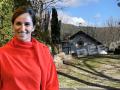 Mónica García junto a su chalet irregular de Cercedilla