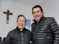 El sacerdote junto al autor de la entrevista en la parroquia de Nerja