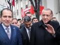 El presidente de Turquía, Recep Tayyip Erdogan, es recibido por el líder del Nuevo Partido del Bienestar, Fatih Erbakan